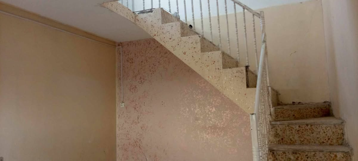 بيت للبيع كربلاء شارع السيده نرجس مقابل حي العباس المساحه 100 متر طابو زراعي سند 25 يحتوي على استقبال وصاله ومطبخ وغرفه نوم الارضيه بورسلين الجدار سيراميك مسلح بناء طابوق مي مجاري كهرباء بالباب للاستفسار اكثر للتواصل : *********** واتس او اتصال
