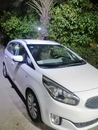 كيا كارنز موديل  ٢٠١٤ بغداد دولي باسمي ابيض اللون  7 راكب محرك 2000 دو...