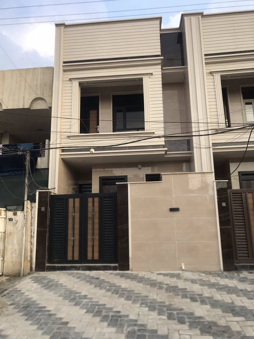 ￼  
تونات ‏عدد 2#للبيع واجهه 5 "(مدخلين) بناء حديث ￼2025 ("اضلاعه مستقله )‏ شارع عريض 15متر ورصيف عريض‏ منطقه هادئه وراقيه 
يحتوي على ؛$كراج ‏￼ واستقبال وحولي مطبخ حار ‏وبارد ومنور و3 غرف نوم و خدمات طابقين
طابو ملك صرف 
 الموقع: مشتمل-‏ ‏الشعب ￼شارع ‏عدن خلف جامع الجهاد
(سعره 277بي مجال)
____________________________________________
(#مكتب_السوداني_للعقاره)
عنوان المكتب بغداد-الشعب - حي التجار- مجاور اعدادية بلقيس للبنات‏- @‏‏ ***********￼  متواجد ماسنجر واتساب
(تتوفر لديناء العروض ‏الجديدة وحصريا أخرى مناسبه)
