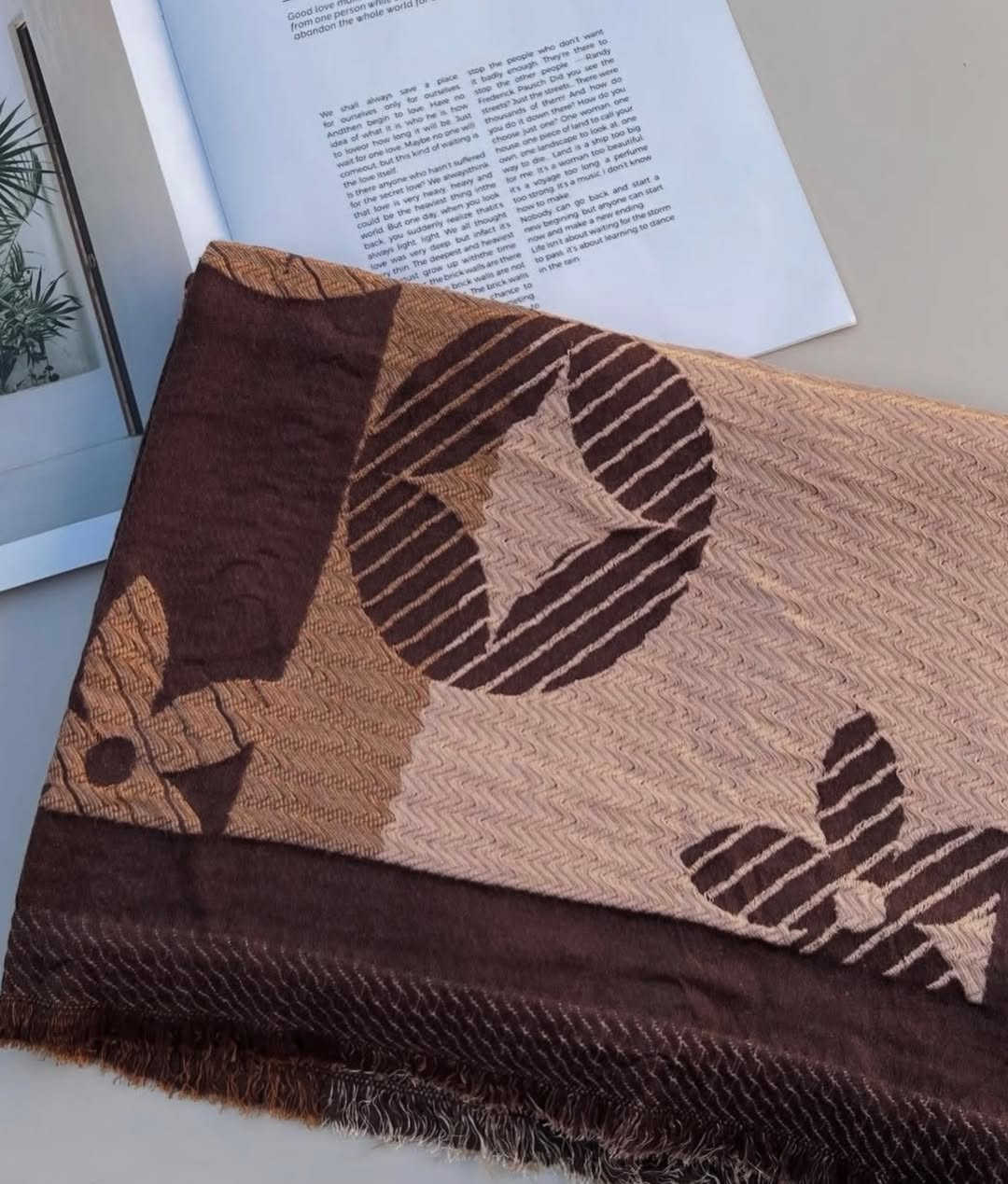 لمسة من السحر الشتوي. ✨
لأصحاب محلات الملابس والإكسسوارات، وفرنا لكم سكارف الشتوي بنقشات حصرية وألوان تخطف الأنظار. 
🔹 خامة تقيلة ودافئة. 
🔹 ألوان ثابتة ونقشات بارزة.

للطلب والاستفسار تليجرام 
@iq_fi
او على الرقم التالي واتساب او اتصال
 فيحان الراوي 
***********📞
***********

العنوان :- 👇🏽👇🏽
بغداد 
الشورجه 
تحت التكيه 
سوق الامين التجاري للشالات 
محل فائز الراوي#شتاء #اناقة #سكارف #موضة #أزياء_شتوية
