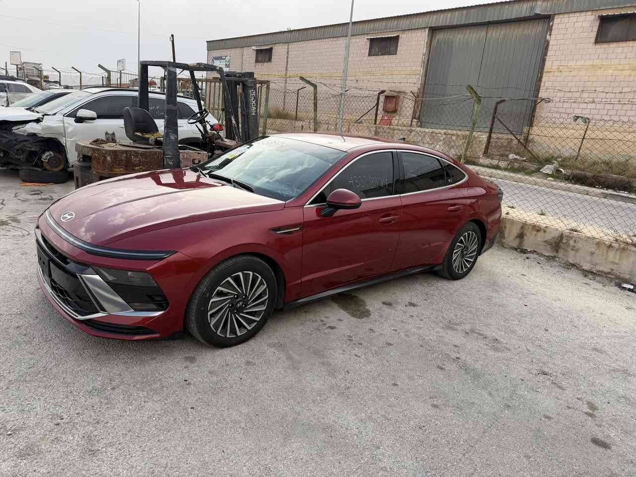 سلام عليكم سوناتا هايبرد دخول جديد مدفوع كمرك وضريبه عله القرار الجديد موديل 2024مرفم بغداد حادث ربع جاملغ خلفي مرقفق بلصور***********مكان سياره بغدادشعله سعر 220$
