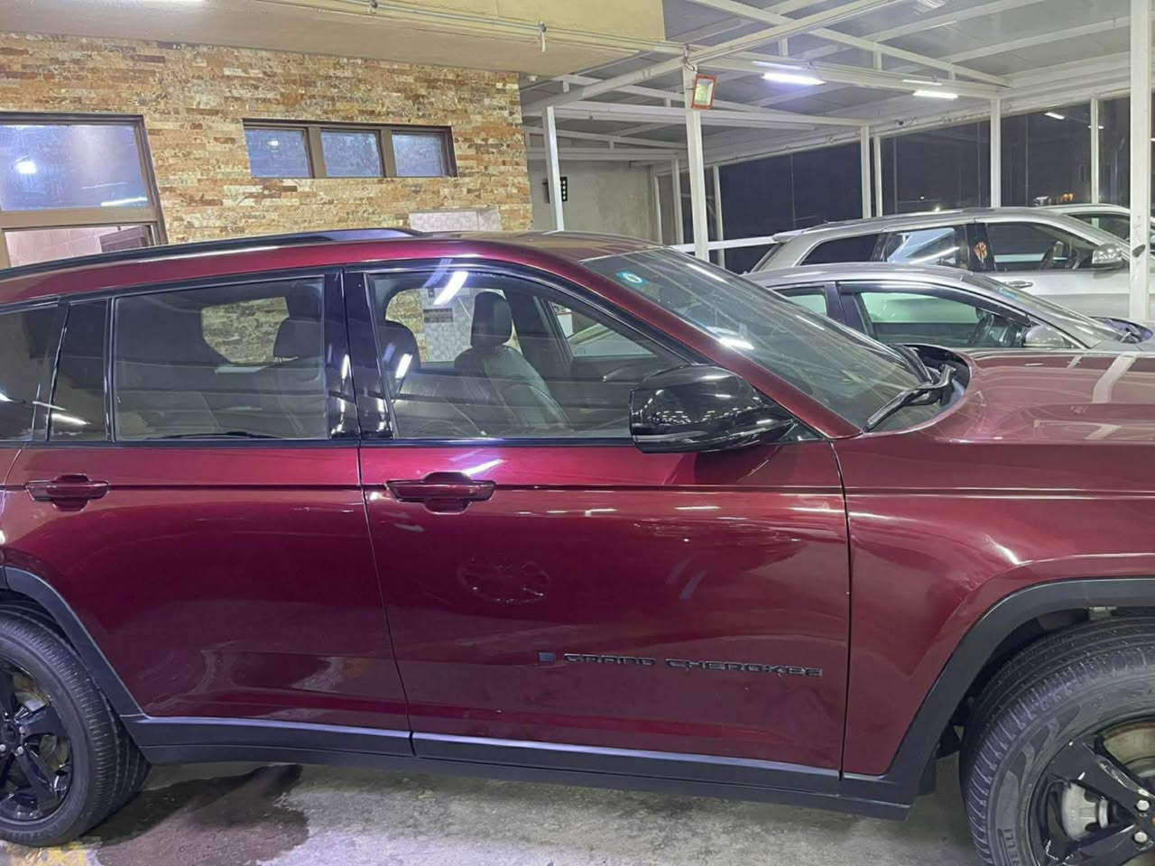 السلام عليكم جيب موديل ٢٣ حادثها كما موضح بالصور ماشيه ١٨ الف ميل سياره جدا نظيفه السياره ٧ راكب رادار امامي مانع تصادم خلفي شاحن وايرلس كير شفتات استيرن كشن كهرباء مقاعد VIP جنطه كهرباء شاشه كبيره محدثها باللغه العربيه السياره بالكوت مركز المدينه اخوان اني مكلف بالنشر اتصل على راعيها السعر المطلوب ٣١٠$ ***********
