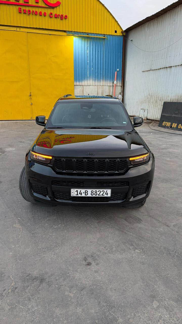 للبيع: جيب جراند شيروكي 2023 (7 راكب) - Black Edition

المواصفات الأساسية والفنية:

• الموديل: 2023 (الجيل الجديد WL).

• المحرك: 6 سلندر 3.6L Pentastar (CC 3.600).

• المسافة المقطوعة: 46 ألف كم (قابل للزيادة).

• اللون والمظهر: أسود ملكي (Black Top) - رينجات
سوداء حجم 20 إنش مع شبك أسود أصلية.

• نظام الدفع: 4x4 دفع رباعي مع أنظمة قيادة متعددة.

المواصفات التقنية والداخلية:

• الشاشات: شاشة لمس كبيرة تدعم Wireless Apple CarPlay & Android Auto + لوحة عدادات رقمية (Full Digital).

• التشغيل: نظام تشغيل عن بعد (Remote Start) + دخول ذكي بدون مفتاح (Keyless).

• التكييف: تكييف مركزي (قطعتين) مع لوحة تحكم خلفية منفصلة.

• التحكم: ناقل حركة دوار (قرص) + تحكم كامل من المقود (ستيرنج).

• المنافذ: مخارج شحن Type-C و USB أمامية وخلفية + مخرج كهرباء (AC 115V).

• المساحة: سيارة عائلية 7 راكب مع مرونة عالية في طي المقاعد.

أنظمة الأمان والراحة:

• الأمان: رادار أمامي، نظام الحفاظ على المسار (Lane Management)، وكاميرا خلفية عالية الدقة.

• الإضاءة: نظام LED بالكامل (أمامي وخلفي) مع إضاءة نهارية مميزة.

• المرايا: مرايا جانبية كهربائية مع خاصية التدفئة وتعتيم تلقائي.

• المساعدة: نظام المساعدة على منحدرات ونظام فرامل الطوارئ.

حالة السيارة والأوراق:

• التقرير: وارد حادث (سرقة فقط) - مفتوحة القطع ومرجعيها نفس قطع السيارة وكالة (نفس اللون) وبشرط الفحص.

• الرقم: رقم بصرة مميز (بإسمي الشخصي).

• الأوراق: سنوية جديدة وكاملة من كل شيء، والسيارة جاهزة للتحويل (تجي وتدلل).
• ⁠*********** البصرة, العراق
