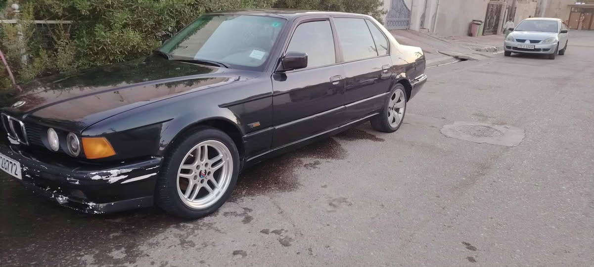 بي ام ٧٣٥  لارج  باب تويل
موديل ١٩٩٢
كاربون بنزين عندة
سعر ٣٨ ورقه و بي مجال
***********
