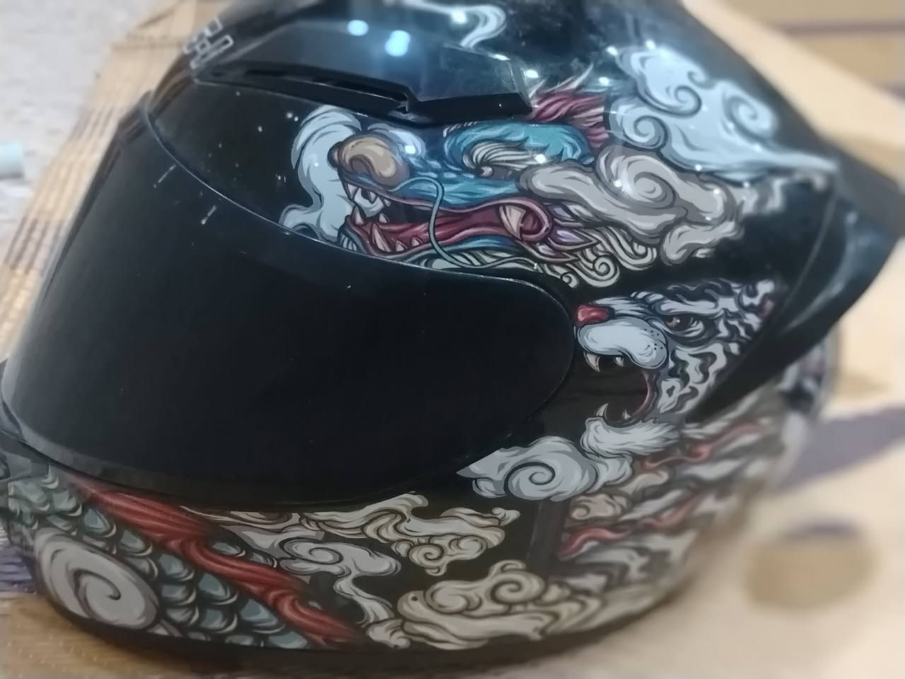 خوذة من البضاعه الاوربيه اصلي
خوذة دراجة نارية كاملة الوجه من طراز Cool Seven IHA-180 بتصميم تنين أسود. 
مصنوعة من مادة عالية الكثافة توفر متانة ممتازة ومقاومة للصدمات والتآكل.
الطبقة الداخلية مصنوعة من مادة تمتص العرق ولها خصائص ممتازة مضادة للبكتيريا ومزيلة للروائح.
تتميز بواقي مزدوج مضاد للأشعة فوق البنفسجية والضباب.
يتوافق مع معايير السلامة المعتمدة قانونيًا
واي استفسار ثاني الاتصال علا الرقم او مراسله وتساب ***********
يوجد توصيل لكافة انحا طويريج
