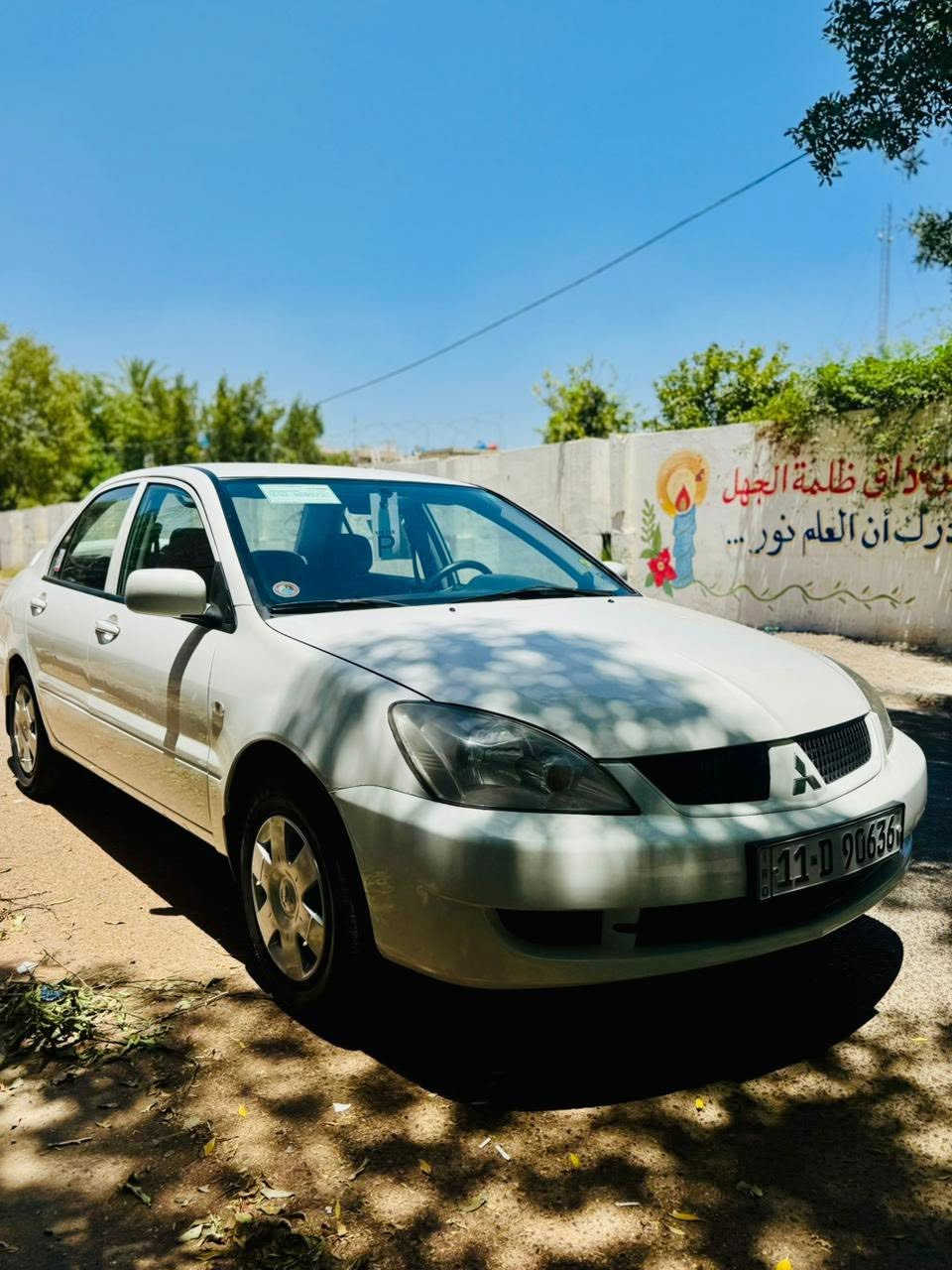 السلام عليكم 
لانسر ٢٠١١ شركه العامه سياره كير محرك كفاله ١٦٠٠ قبق اسود كير اوتو سياره جاهزه عل اخر حبابه تخم تاير صدر جديد بيها قطعتين صبغ فقط بدون فتح بدون دواخل فقط رش سياره رقم بغداد شرط التحويل مكاني بغداد
 الصليخ 
سعرها ٧٦ بيها محال للشراي 
***********

