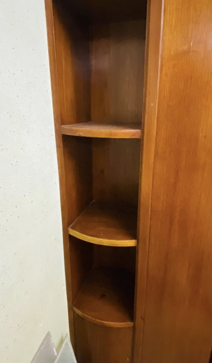 معرض للبيع شغل درجه أولى خشب صاج يصلح 

معرض للمواعين او مكتبه عملاقة 

يتكون من ٤قطع وزوايه ثنين 

ارتفاعة مترين وعرض ٤متر 

سعرة ٨٠٠الف وبي مجال 

العنوان خور الزبير :  للاستفسار ***********
