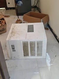 مكيف جينرال 2 طن تدفئه و تبريد  تبريده ثلج  نضيف جدا معتني بيه كل فتره...