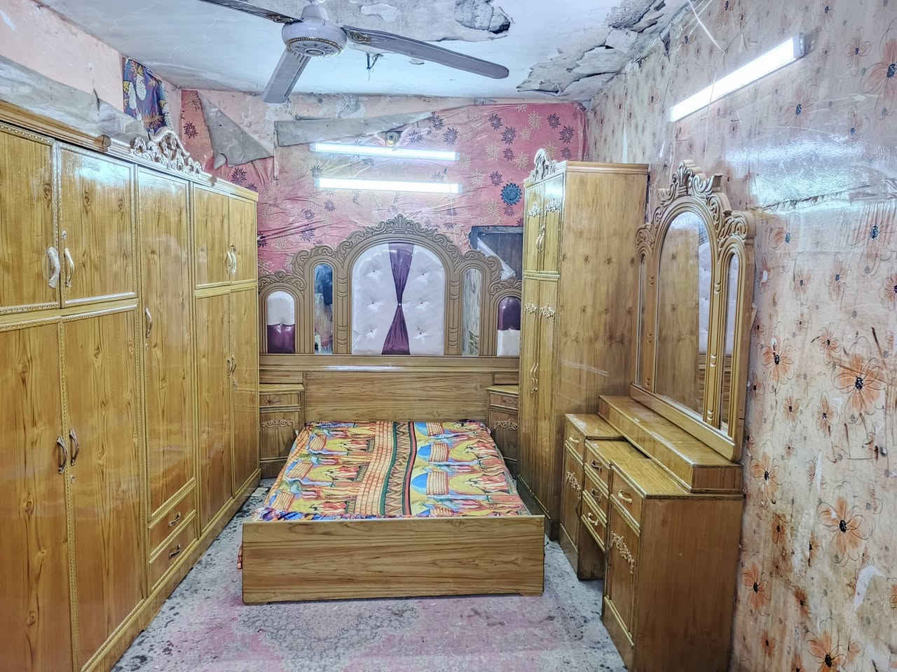 غرفه اخشاب خمس ابواب ملحق للبيع السعر 650صاج الزاويه كنتوريه موديل حديث العنوان بغداد وكو توصيل انتصال ***********متواجد وتساب
