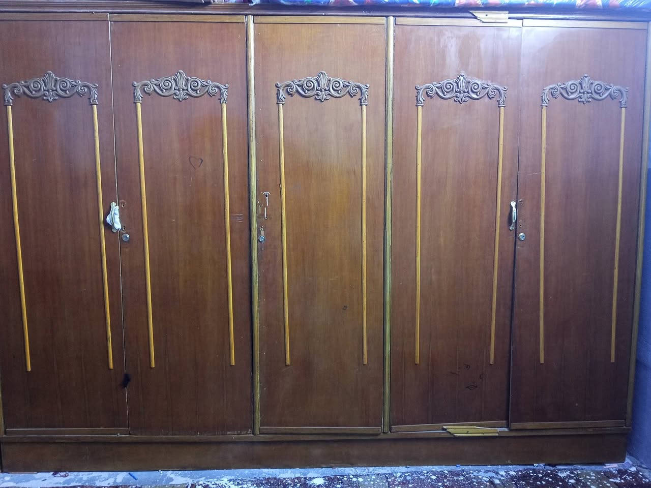 السلام عليكم للبيع كنتور + ميز مرايه نضيفات حييل مابيهن اي ضرر خشب عراقي السعر 200 الف مكاني كربلاء الحسينيه ***********
