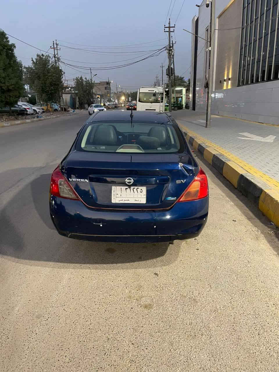 السلام عليكم نيسان فيرسا ٢٠١٢
بيه بس صبغ جاملغين وبنيد اثر جراد سونار موجود 
ماشيه ١٤٩الف
رقم دولي
هزه جديده
كير جديد
تخم تاير جديد
مكينه كايمه شغاله وتمشي السياره بيه بس صوت بلمكينه 
سعر ٨٢ وبيه مجال ***********
