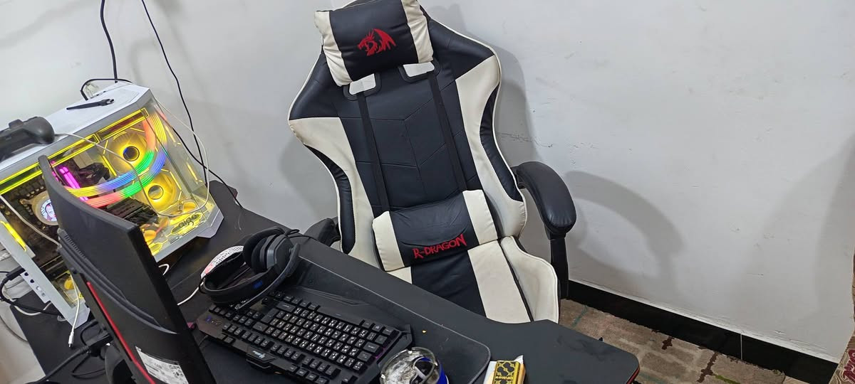 السلام عليكم
للبيع بسبب عدم التفرغ والانترنيت دينة گامز
. تجميعة ألعاب احترافية كاملة مع كافة الملحقات (من الميز للكرسي)، الجهاز نظيف جداً وشغال بامتياز على أقوى الألعاب (PUBG, Warzone, GTA V, RDR2) وبفريمات عالية.
​المواصفات التقنية:
​المعالج (CPU): Intel Core i5-11400 (الجيل الحادي عشر).
​كرت الشاشة (GPU): NVIDIA GeForce RTX 3070 (نسخة EVGA القوية).
​الشاشة (Monitor): Acer ED240Q S3 شاشة منحنية (Curved) بتردد 180Hz لسلاسة خيالية.
​الذاكرة (RAM): سعة 16GB DDR4.
​التخزين (Storage): هاردسك SSD سريع بسعة 1 تيرا من شركة Western Digital.
​النظام: Windows 11 Pro أصلي ومحدث.
​الملحقات المشمولة بالسعر:
​ميز جيمنج وكرسي جيمنج مريح.
​كيبورد وماوس جيمنج مع ماوس باد.
​جويستيك (يد تحكم) عدد 1.
​كافة الكابلات الأصلية (HDMI/DP وكابلات الباور).
​السعر المطلوب  1,500,000مليون ونص دينار (وقابل للتفاوض البسيط للشراي الطيب).
المكان: البصرة ابو الخصيب
 للأستفسار *********** الرقم بي واتساب
