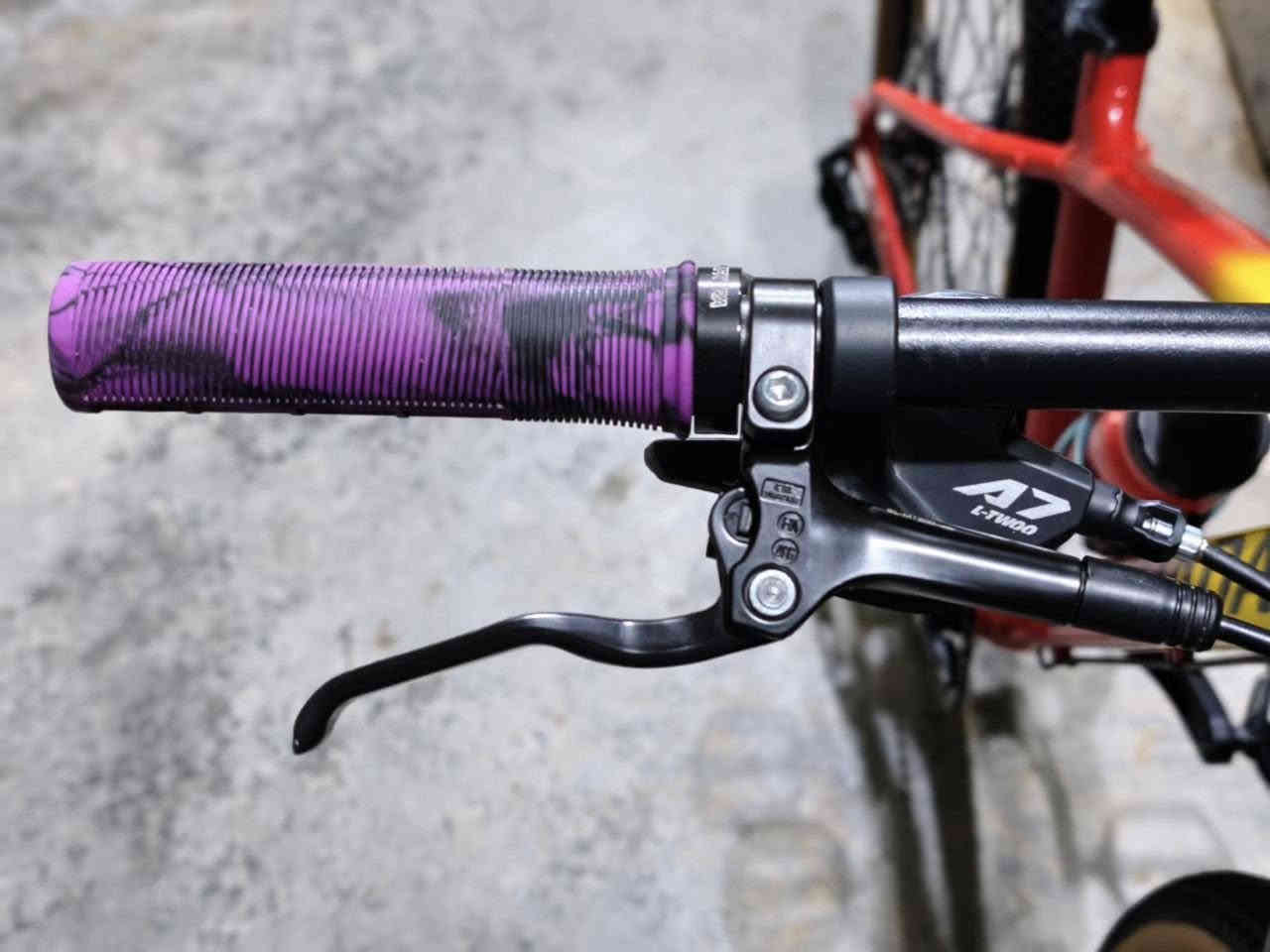 السلام عليكم.    اخوان اليوم يتوفر دراجة جبلية من نوع MTB. 
مواصفات 

🔥سستم ماركة من شركة L-TWOO،،المبدل خلفي نفس ماركة يأتي بنظام حديث 1*10

🔥الفرامل من نوع هيدروليك خلفي من شركة X-SPARK،،والفرامل امامية من ￼ Shimano الياباني 

🔥المقاس 29انج

🔥معدن دراجة بل كامل ألمنيوم ،،فقط دبل امامي من حديد 

🫆مكان الدراجة الديوانية 

💞سعر الدراجة (600)قابل للتفاوض مع تحياتي الكم 🫡￼

الرقم:***********.

الدراجة جديدة 🆕 جدآ
