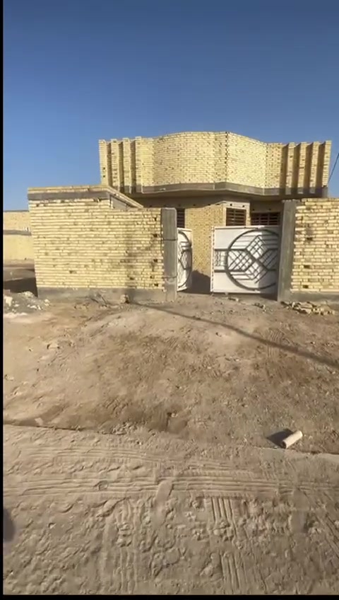 سلام عليكم بيت للبيع العنوان قرب المدرسة الصينيه بشارع حجي حيدر ال زياره قريب ع المحكمه 
البيت يتكون من غرفتين وصاله ومطبخ حار وبارد 
وديوانيه وصحيات داخليه و خارجيه مساحه البيت 
250م البيت غير مطلوب اسكان مامسحوب عليه اسكان البيت يتحول مباشرة بأسم المشتري البيت جاهز وكامل فقط باقيله سيراميه وبورك 
‏‪***********‬‏
