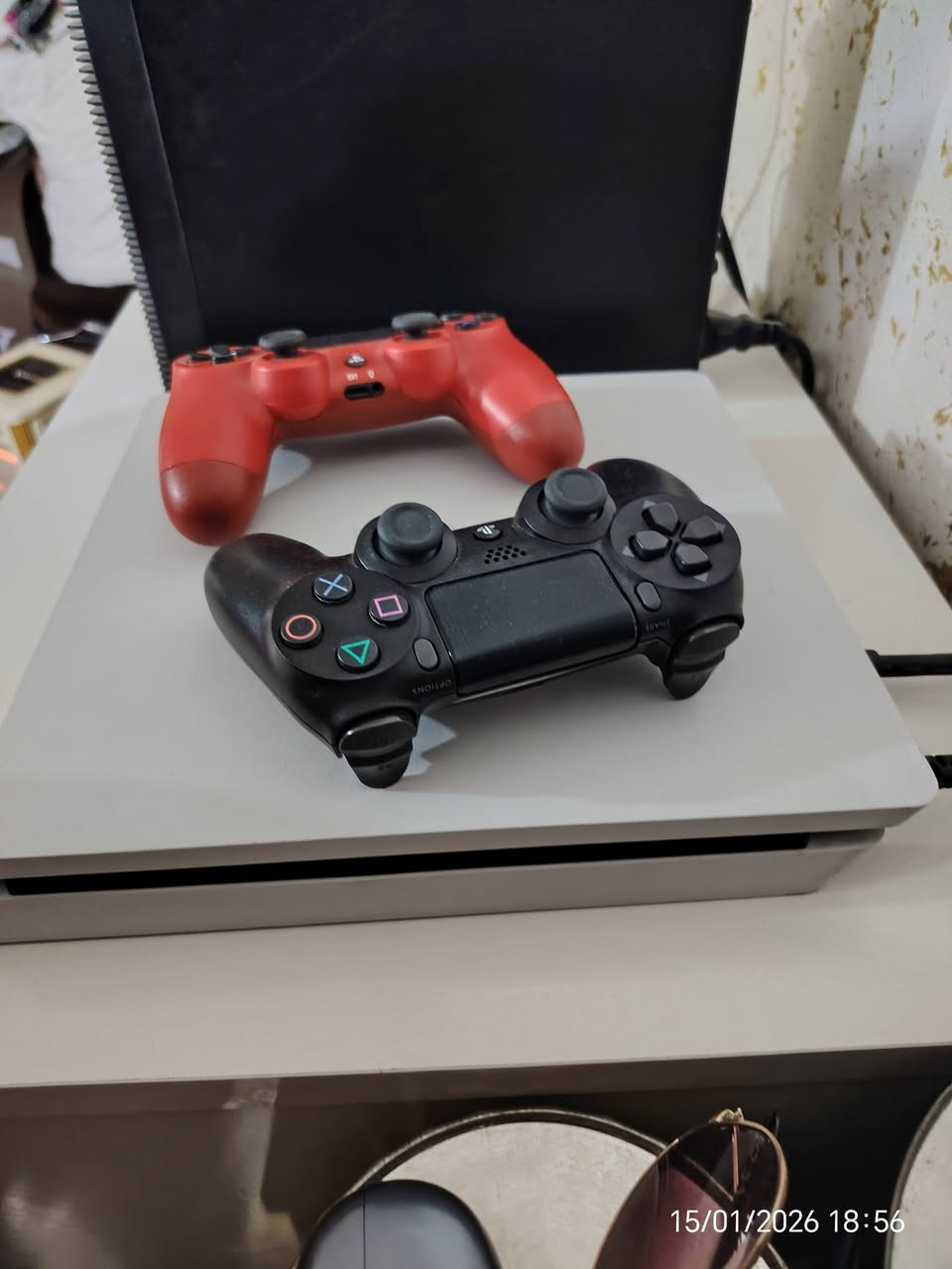 سلام عليكم ps4 اخو الجديد مكفول مهكر ذاكره 500 يدات 2 مكان شعب سريدات *********** السعر 290 الف
