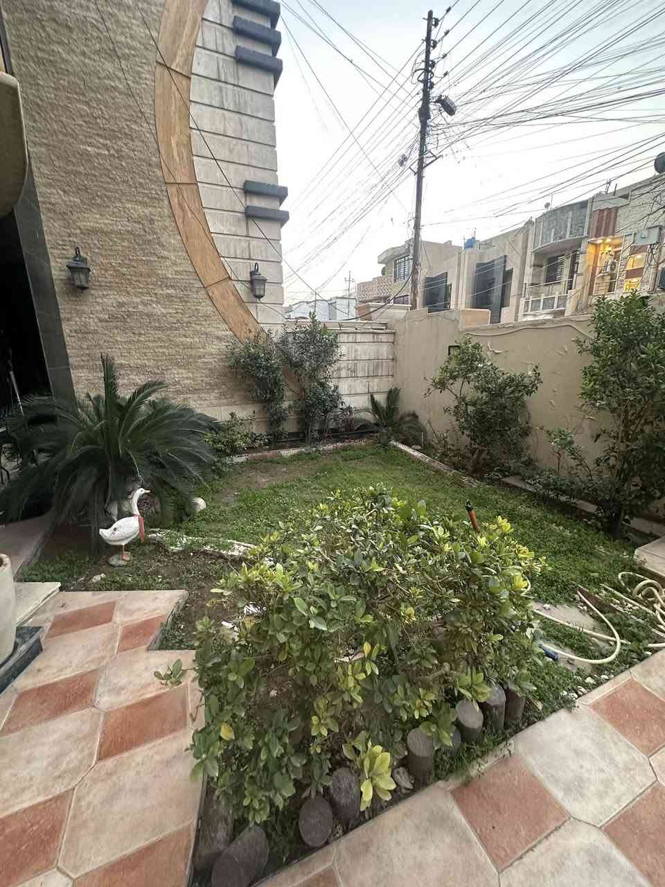 بيت 250م للبيع في منطقة حي البنوك  / خلف شارع الكنيسة 

محلة 319 بناء حديث فول درجى اولى 

 واجهـة 10م  * نزال 25٫5م ( سند مستقل 

الطابق الارضي 

كراج + حديقة

( + مدخل استقبال منفصل ) 

مطبخ حار بارد

+ منـور + حولي 

+ حمام كبير + غرفه نوم 

الطابق الاول 

4 غرف نوم + حولي

الطابق الثاني والثالث

بيتونه كبيره تنفع مخزن + سطحين امامي وخلفي كبيرين 

للاستفسار الاتصال بالرقم او مراجعة مكتب الجوهرة للوساطة العقارية الكائن في شارع الكنيسة 

***********
