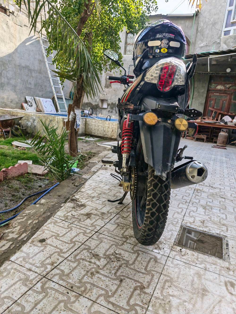 ​للبيع دراجة Motorrad موديل 2023 باللون الأسود الملكي - فول إضافات 🏍️🔥
​السلام عليكم،
دراجة موتوراد موديل 2023 للبيع، الدراجة نظيفة جداً ومتعوب عليها بالترتيب، جاهزة من ك (الصور تحكم).
​📌 المواصفات الأساسية:
​الموديل: 2023
​الممشى: 8791 كم فقط. قابل للزيادة
​المحرك: مكفول من الفتح والتجفيت، صوت ناعم وأداء درجة أولى.
​الأوراق: أصولية (وكيلها العارضي).
​🛠️ الإضافات والتعديلات (VIP):
​نظام الكلچ: محولة كلچ امبار يعني پمپ (هيدروليك)، يعني تخلص من سالفة سيم الكلچ ينكطع أو يلوحه مي ويزنجر، سلاسة وعمر أطول.
​كلچات جديدة: طرد مركزي (سحب وتعجيل يخبل).
​الإنارة الأمامية: لايت زنون قوي (عالي وناصي).
​كشافات.عدد 2 طرق خارجية: أصلية (الكشاف الواحد 3 عدسات)، بيه لد أصفر للناصي وأبيض للعالي.. ينورلك الشارع بالظلمة.
​إشارات (فلشر): إشاير شكل لكزس تنطي جمالية مميزة للدراجة.
​نظام الحماية (سكيورتي): جهاز إنذار متطور (أبو الهزاز)، الريموت بي صوت وهزاز، بمجرد واحد يطخ الدراجة السويچ بجيبك يدك ويهتز.
​تشغيل عن بعد: تكدر تشغل الدراجة من الريموت.
​💡 ملاحظة: الدراجة استخدام شخصي مو دلفري ومصروف عليها 
​💰 السعر: 1600  مليون و ستمية الف (وبيها مجال قليل للشراي).
📍 العنوان: * المكان الأول: النجف الأشرف - الكوفة.
​المكان الثاني: النجف الأشرف - شارع المدينة.
📞 للتواصل (اتصال + واتساب): ***********