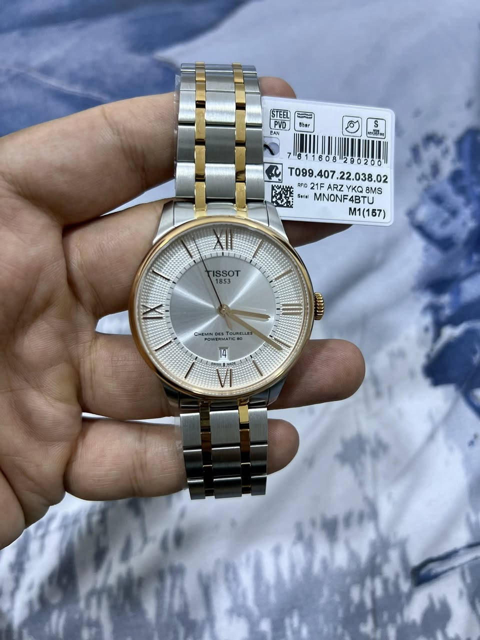 ساعة تجمع بين الأناقة الكلاسيكية والدقّة السويسرية، من طراز Tissot Chemin des Tourelles Powermatic 80.
تصميم راقٍ باللون الفضي والذهبي الوردي، وساعة تعمل بنظام أوتوماتيك بمحرك Powermatic 80 الذي يمنحك احتياط طاقة يصل إلى 80 ساعة 

 المواصفات:
 •  النظام: أوتوماتيك (Powermatic 80)
 •  اللون: سيلفر مع لمسات ذهبي وردي
 •  الهيكل والسوار: ستانلس ستيل ثنائي اللون
 • قطر الساعه : 42
 •  مقاومة للماء

 السعر: 600$
 للتواصل: عبر الخاص او واتس اب
***********
