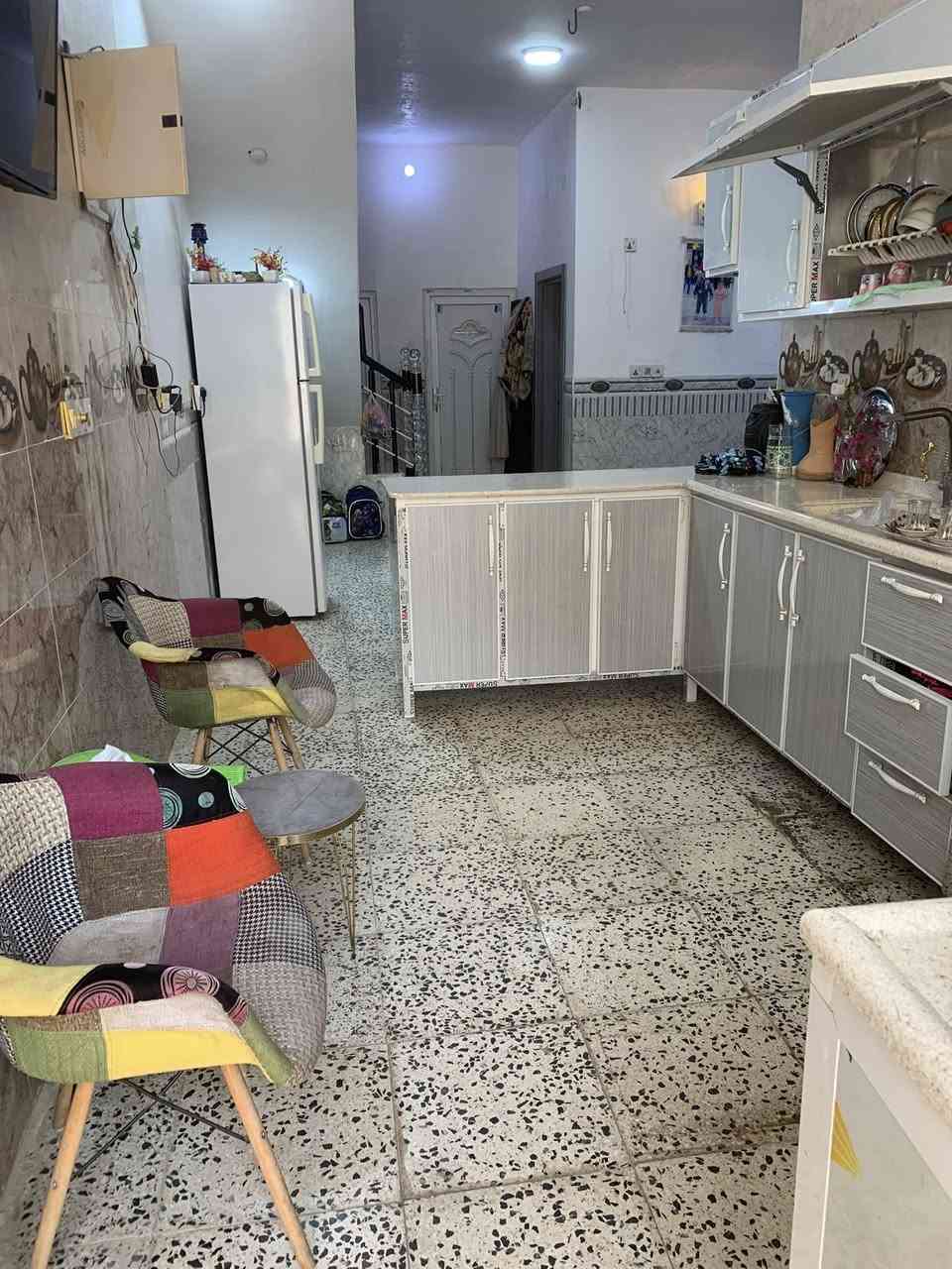 بيت للبيع المساحه 100 متر طابق واحد يحتوي على طارمه صحيات خارجي مطبخ استقبال صاله غرفه نوم كبيره صحيات منور سطح مكانه شارع البارون حي موسى الكاظم عرض الشارع 12 متر تبليط خدمات كامله السعر 
130 مليون للاستفسار اكثر ☎️ ***********/
***********
