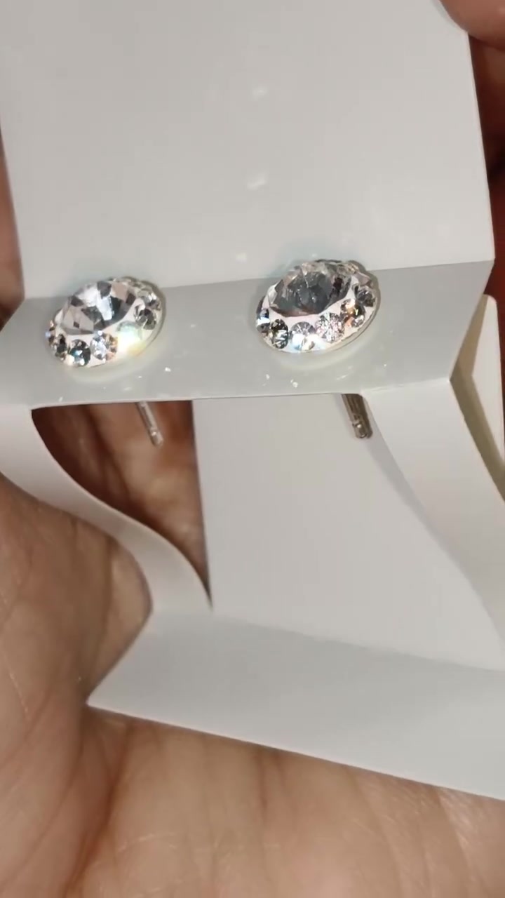 فضه s925 
شرط الفحص يم الصايغ في حال اكو شك
سعر القطعه تراجي زوج واحد ب5 
والعلبه الي بيها اكثر من زوج ب8 
الخواتم ع 10 الواحد 
كلهم مفحوصين يم الصايغ صناعه امريكيه ختم موجود وكل تفاصيلها مصورتها الي يحب يستفسر او يشوف ختم قطعه يتفضل يكتب بالتعليقات او ع الخاص


**إذا كنت صاحب هذا الإعلان وتريد حذفه لأي سبب، رجاءا أرسل رسالة إلى الدعم الفني**