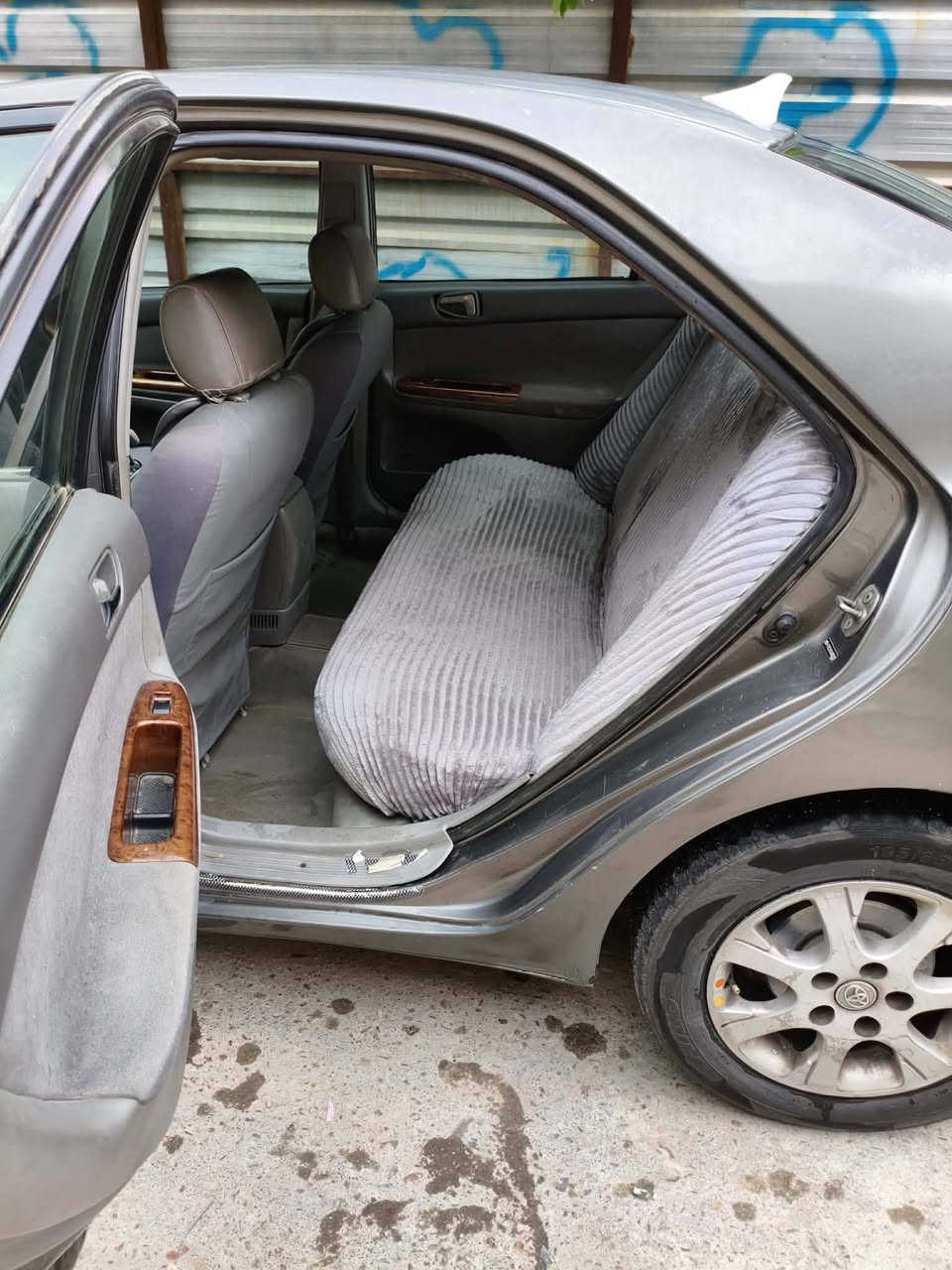 سلام عليكم كامري موديل ٢٠٠٤ للبيع محرك ٢٤٠٠ /٤سلندر  مصبوغه حزام الجماليه أثر جراد كير محرك نظيف خير من الله فقط باب الصدر مبدل  تبريد مو شغال للاستفسار اكثر *********** السعر 75 وبيهة مجال بسيط
