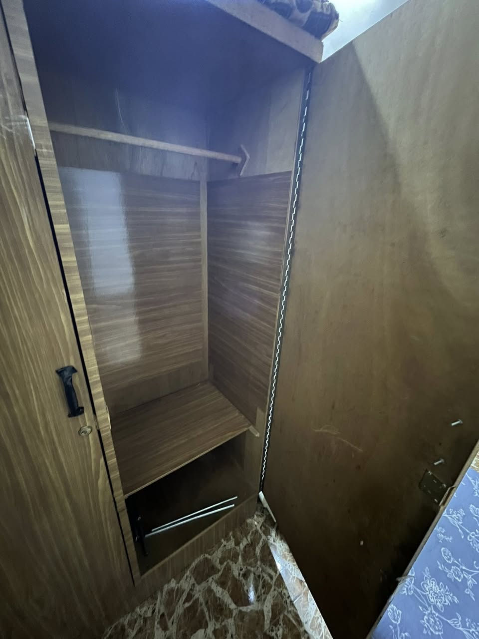 كنتور بابين للبيع سعر ٤٠ العنوان كركوك سوق ازادي تواصل خاص او عل رقم ***********
