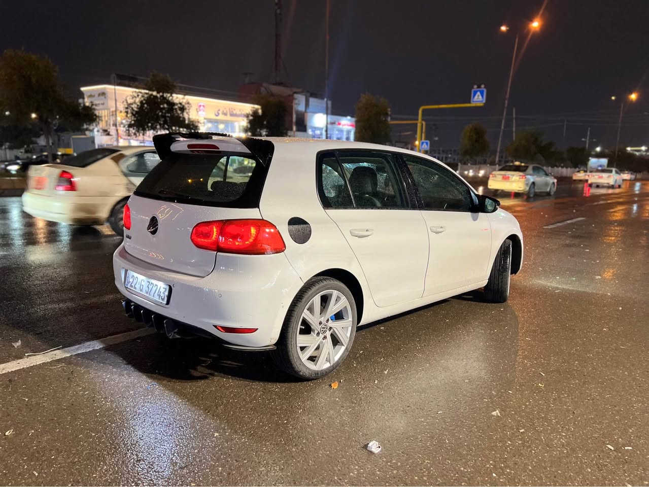 گۆلف mk6 سەیارەیەکی زۆر پاکو خاوێنە هەیکەلی تێکنەچوە مواسەفات خەلیجی سلایت ڤۆلیۆم ناو زەرد ،سەیارەکە سپۆرت کراوە هەیکەلی زۆر جوانە مەکینەی ١.٦ بێ تۆربۆ
 ٧ گێڕ ،چاملغی پشتەوەی ٢ بست سبوغە لای سایەق وە چەند جێیەکی بچوکی سارد هەیە لە نزیکەوە زۆر جوانترە لەوەی لە ڕەسمەکان دەیبینی *********** أربيل, العراق
