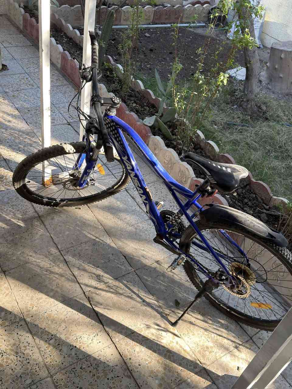 بايسكل جبلي رياضي حجم 26 خلفي 7 سرعات وامامي 3 سرعات امريكي اصلي مو صيني التعبان ونضيف وجديد وشغال ما بي اي مشاكل 
مكانه العمارة سعر 100 الف فرق خير من الله ع الجديد مالته


**إذا كنت صاحب هذا الإعلان وتريد حذفه لأي سبب، رجاءا أرسل رسالة إلى الدعم الفني**