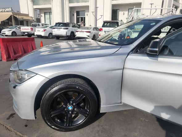 السلام عليكم BMW 2018
320i
السعر  158
بيع او مراوس

ماشيه 88000
محرك 2000 توين توربو
بصمه
كشنات جلد
وباقي المواصفات المعروفه
صور الحادث مرفقه
العنوان بغداد الكرخ
*********** بغداد
