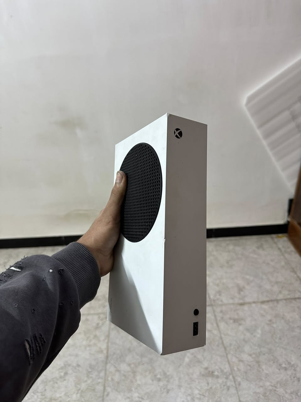 اكسبوكس سيريس اس للبيع 
كامل ملحقات ماعدى الكارتونة 
جوستك عدد ٢ وحدة كيم سير ووحدة الاصلية غير شغالة جاي العب وطفت فجأة 
وياه جوستك كيم سير بعدها جديدة استخدام كلش قليل السعر 365 
عندي جهاز ثاني سيريس اس للبيع ايضاً الي يريد تفاصيل يتواصل خاص او واتساب *********** 
العنوان بغداد الحسينية الراشدية
