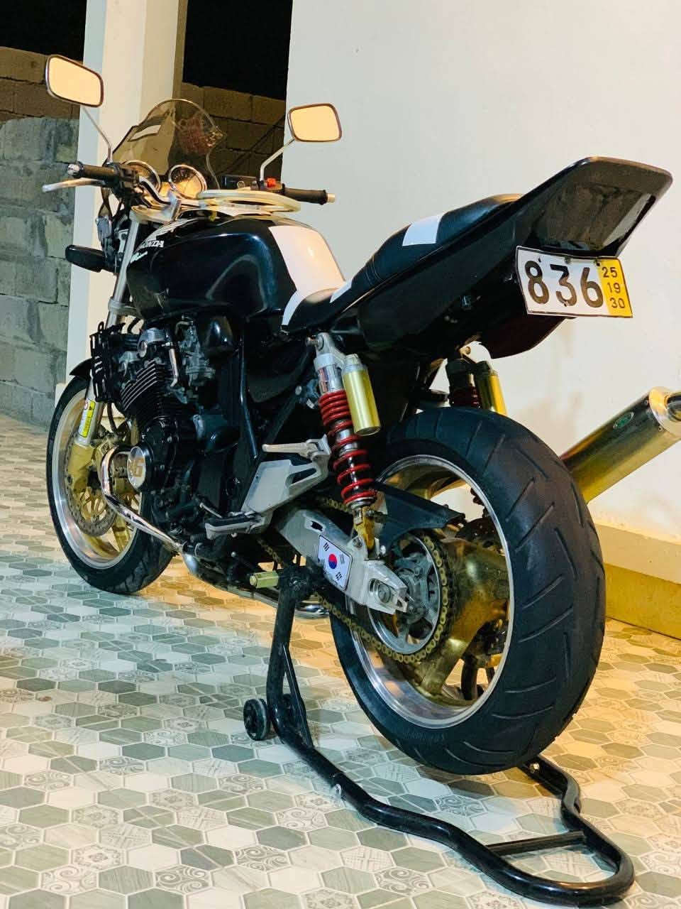 السلام عليكم.
للبيع
دراجة هوندآ Cb400
جيل ثالث
سكيورتي. 
وضع شركه كير ومحرك كفاله.
مكانها الانبار الخالديه
للٌاستفسار ***********
