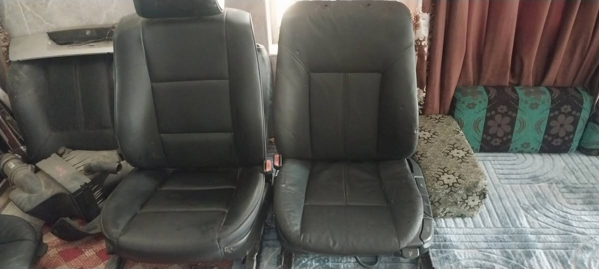 سلام عليكم من رخصة الأدمن المحترم تخم كشنات مخمل اسود ميكانيكي 
كشنات اسود جلد ميكانيكي 
سايق وصدر فقط  تخمين
***********
