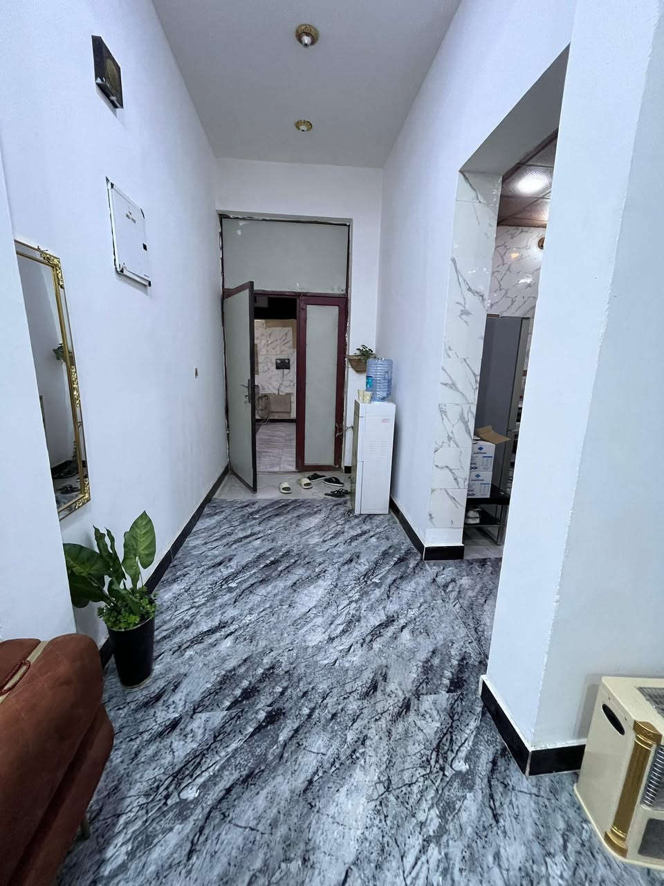 بيت 185 متر غرفتين 4×5 صاله 8×4 مطبخ 4×5 ديوانيه 4×6  صاله 4×8 مع صحيات الطابق الثاني اضافه الى محل مع صحيات خارجيه 
العنوان البو فياض قريب الحولي السعر 150 قابل للتفاوض . . . . . الاضافات كاونتر مطبخ سبالت عدد 3 خزان ماء سخان عدد 2  ميز طعام 1.. .
رقم الأستفسار/***********
