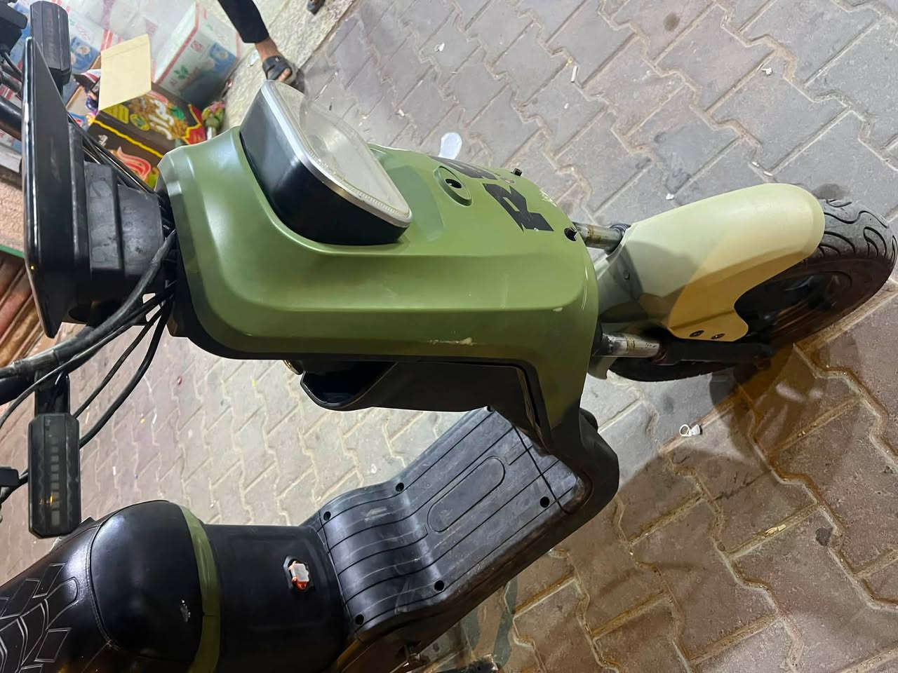 درجاه شحن ار ٨ حلو ونضيف نضفته ١٠٠/٩٠
بطارياته حلوات زينه كلشي شغال بيه بريك امامي وره شغال 
اشاير سعره 250 بيه مجال حك الجيه غليل 
مكاني البصره ابو الخصيب رقمي ***********
