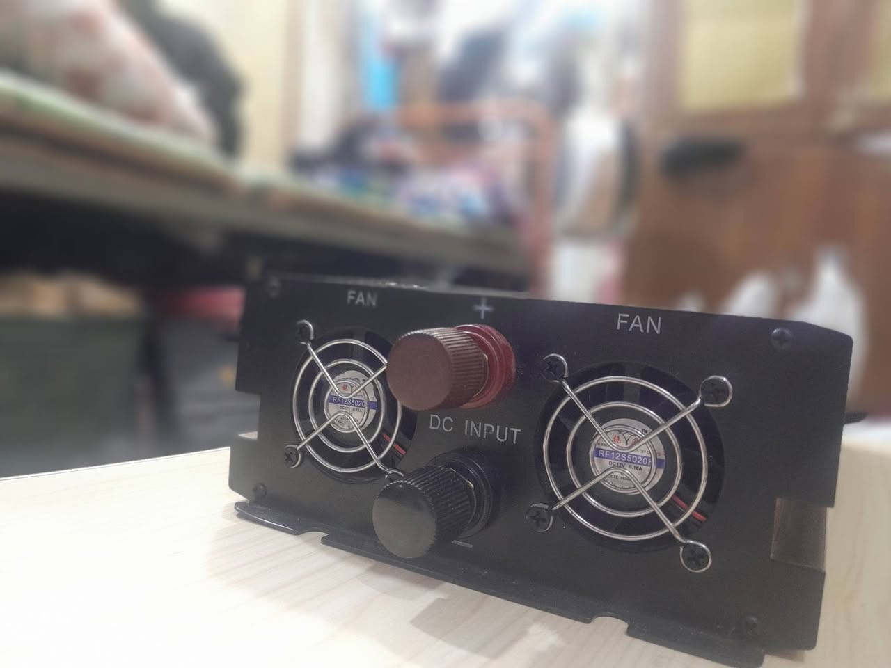 لـلـبـيـع: عـاكـسـة (Pure Sine Wave) عـمـلاقـة وخـشـنـة ⚡️
يا أهل الكرم، اليوم العرض على قطعة "تارسة العين"، حجم جبار وأداء نقي 100%.
​📋 الـمـواصـفـات الـفـنـيـة:
​نوع الموجة: موجة جيبية نقية (Pure Sine Wave) - تشغل أجهزتك الحساسة (شاشات، كمبيوترات، نانو، راوتر) بكل أمان وبدون أي طنين أو مشاكل.
​الـحـجـم والـقـيـاسـات: قطعة ضخمة وثقيلة؛ الطول 35 سم، العرض 18 سم، والارتفاع 7 سم.
​الـتـبـريـد: مزودة بـ مروحتين تبريد (Dual Fan) عملاقة بالخلف لضمان استمرار العمل الشاق بدون حرارة.
​الـمـمـيـزات: جسم ألمنيوم صلب لتبديد الحرارة، ومنافذ خروج (Universal) تلائم جميع أنواع الأفياش.
​🌟 لـيـش تـشـتـري هـاي الـقـطـعـة؟
​لأنها "خشنة جداً" ومصممة للأحمال المستمرة، ومثالية للي يدور جودة واستقرار بالكهرباء.
​💰 الـسـعـر: قيم واخذ
📍 الـمـكـان: حي العامل


**إذا كنت صاحب هذا الإعلان وتريد حذفه لأي سبب، رجاءا أرسل رسالة إلى الدعم الفني**