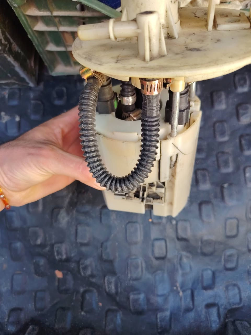 السلام عليكم من رخص صاحب الكروب عبوه بانزين مال اكسنت للبيع مكاني بغداد جميلة قفله ٤٠ مال بالة شراي يتصل *********** خليجي ال اكسنت
