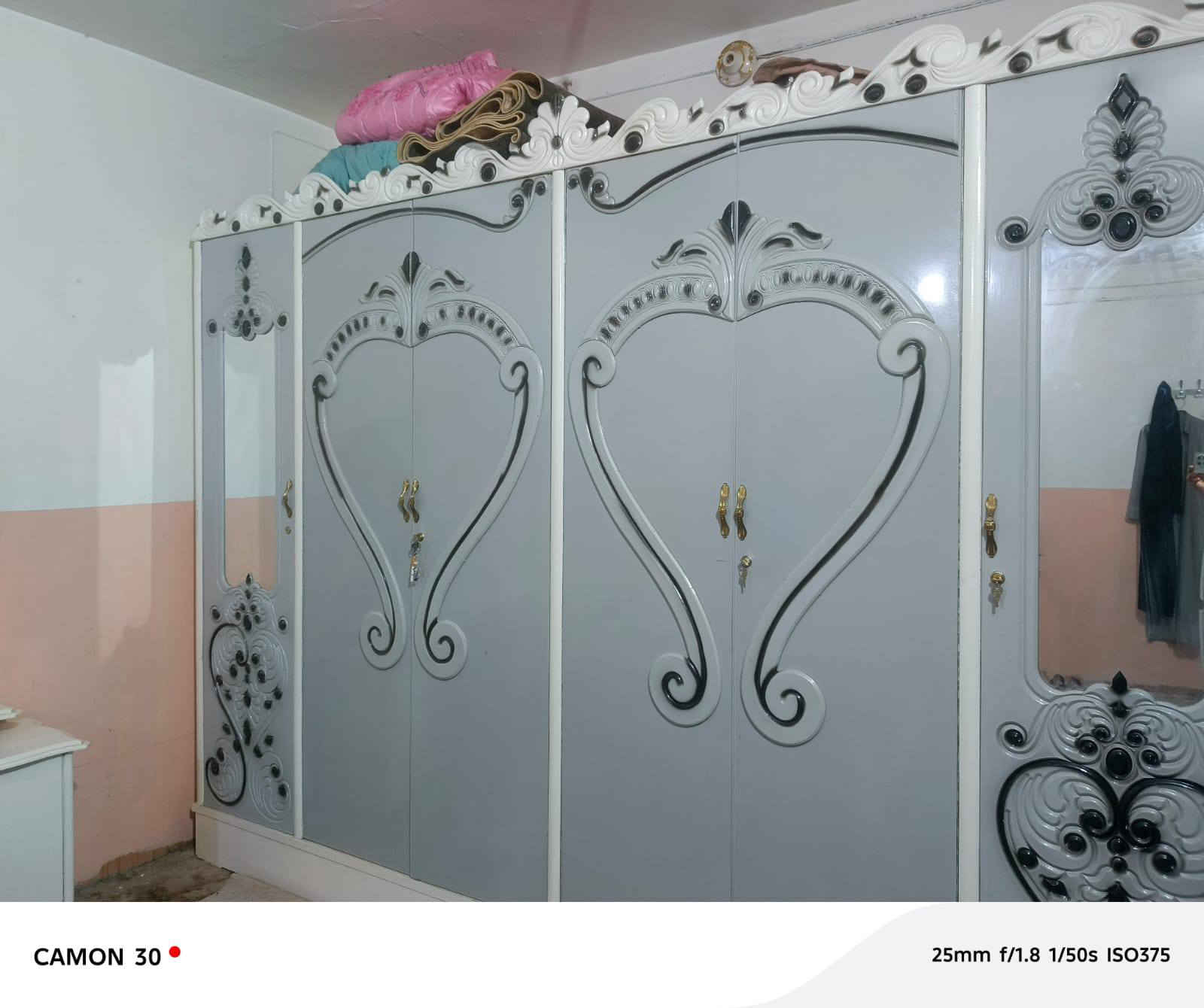 السلام عليكم
غرفه اخشاب تركي درجه اولة 
 نفس الي بصور 6ابواب 
سعر. 950 بيها مجال للشراي 
نجف تقاطع هنديه عسكري 
***********
