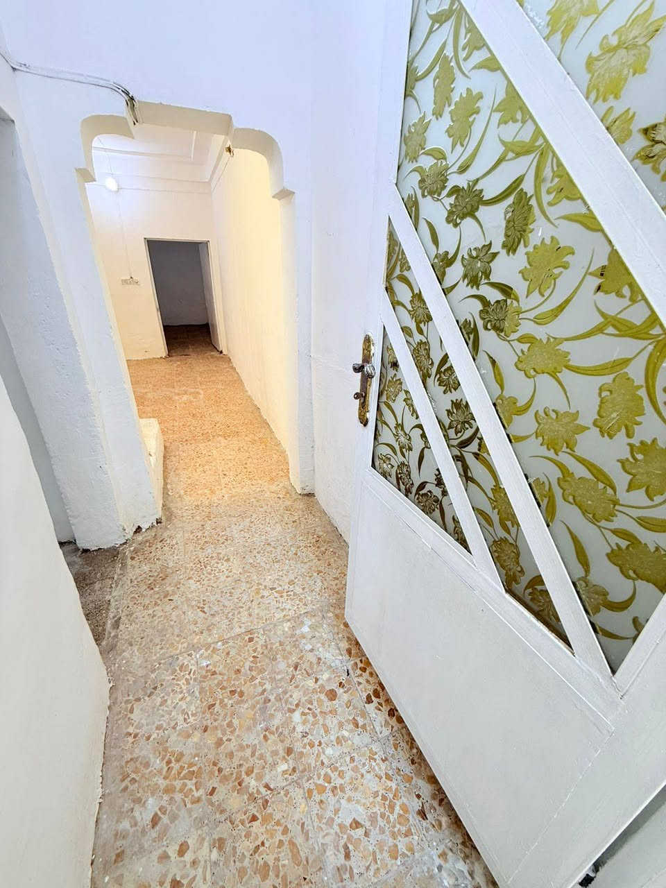 عروض اليوم دار للبيع المساحه 100م بناء غرفة وصالة واستقبال ومطبخ وصحيات والطابق الثاني غرفة حي ميسان قطاع 23 حرف تي السعر 82 مليون مع المجال الاستفسار الاتصال على الرقم التالي ***********
