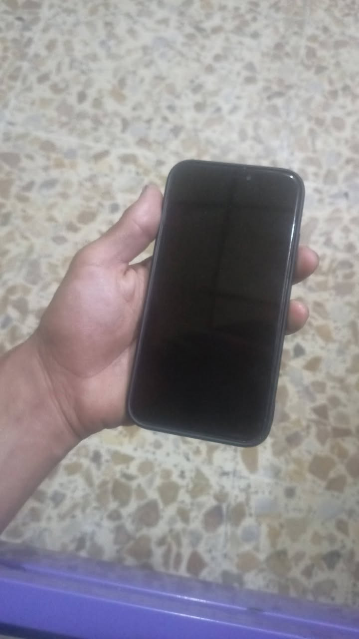 ايفون ١١عادي بطاريه١٠٠ذاكره٦٤بس شاشته ضريت فقط شاشه عطلانه ب40الف يبدلونه ابيعه او مراوس شعندم نزل رقمي متواجت وتساب *********** مكاني نجف

