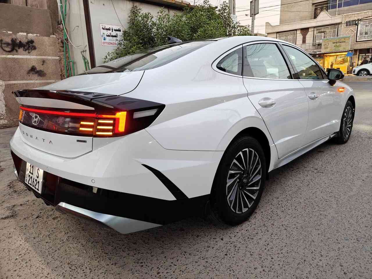 سوناتا 20250 خليجي
ليمتد هايبرد 
فول مواصفات 1/1
ماشيه 6 الاف كم فقط 
مكفوله من البارد والصبغ 
بيه رصعه  بالجاملغ الامامي الايمن من جوه بالذيل فقط 
ماشره بالصور متحتاج تعديل اصلا 
المواصفات لمن يود الاطلاع عليها ...
- بصمه 
- بانورما 
-  كشنات جلد لون قرميدي مع تحكم كهرباء الاماميات بالكامل 
- شاشه كبيره ايباد متصل 
- تدعم ابل كار بلي واندرويد 
- الجام الامامي اوتو اب 
- تبريد خلفي مع مناخ منفصل 
- حساسات امامي خلفي محيطي 
- وباقي المواصفات المعروفه الستاندر 
- رقم السياره شبه مميز امانه دفت فلوس اكثر حته حصلته 
السعر 23500 $
يعني 235 ورقه قابل للتفاوض بالمعقول 
للاتصال ***********
