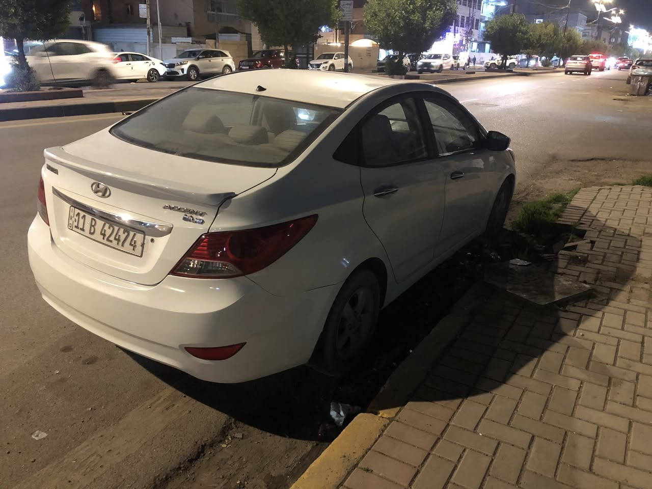 السلام عليكم للبيع ...هونداي اكسنت خليجي بلو موديل 2012  ماشيه 92 الف km جرس 120 يشتغل محرك 1600 دوش سلايت رووف تحكمات شاشه كامرة خلفيه 5 تجاوي ويل كب تحكم ستيرن كير ومحرك مكفولات السياره 
بيها صبغ جاملغ امامي وباب الصدر  وباب خلف السائق مو حادث اثر طخة بسيطه السياره باسمي الرقم الدولي هزه جديدة

 مكان السيارة بغداد حي العدل 
 السعر 94 ورقه وبيها مجال معقول

 السياره حلوة وناعمه وسعرها حلو وبالعافيه الياخذها منظومة تبريد جديده  وتحياتي للجميع
للاتصال ***********
