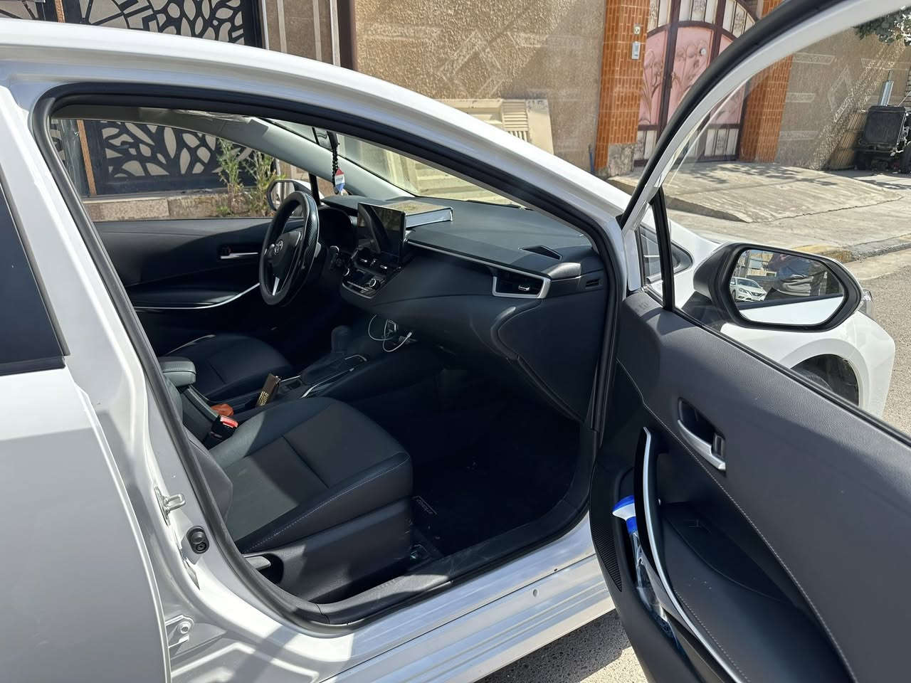 كورولا هايبرد ٢٠٢٥ الشكل الخليجي
كفالة عامة فول ١/١ 
مواصفات المعروفة : بانوراما ، تحكم ليد لايت امامي ، تحكم مري ، قيادة مسار ذاتية ، مثبت سرعة وكروز ، كاميرا خلفية. ماشية ١٣،٢٠٠ كم سيارة خير من الله 
سنوية باسمي تحويل ثاني يوم 
مكاني بلد /صلاح الدين 
السعر ١٥٥ وبي مجال للشراي 
***********
