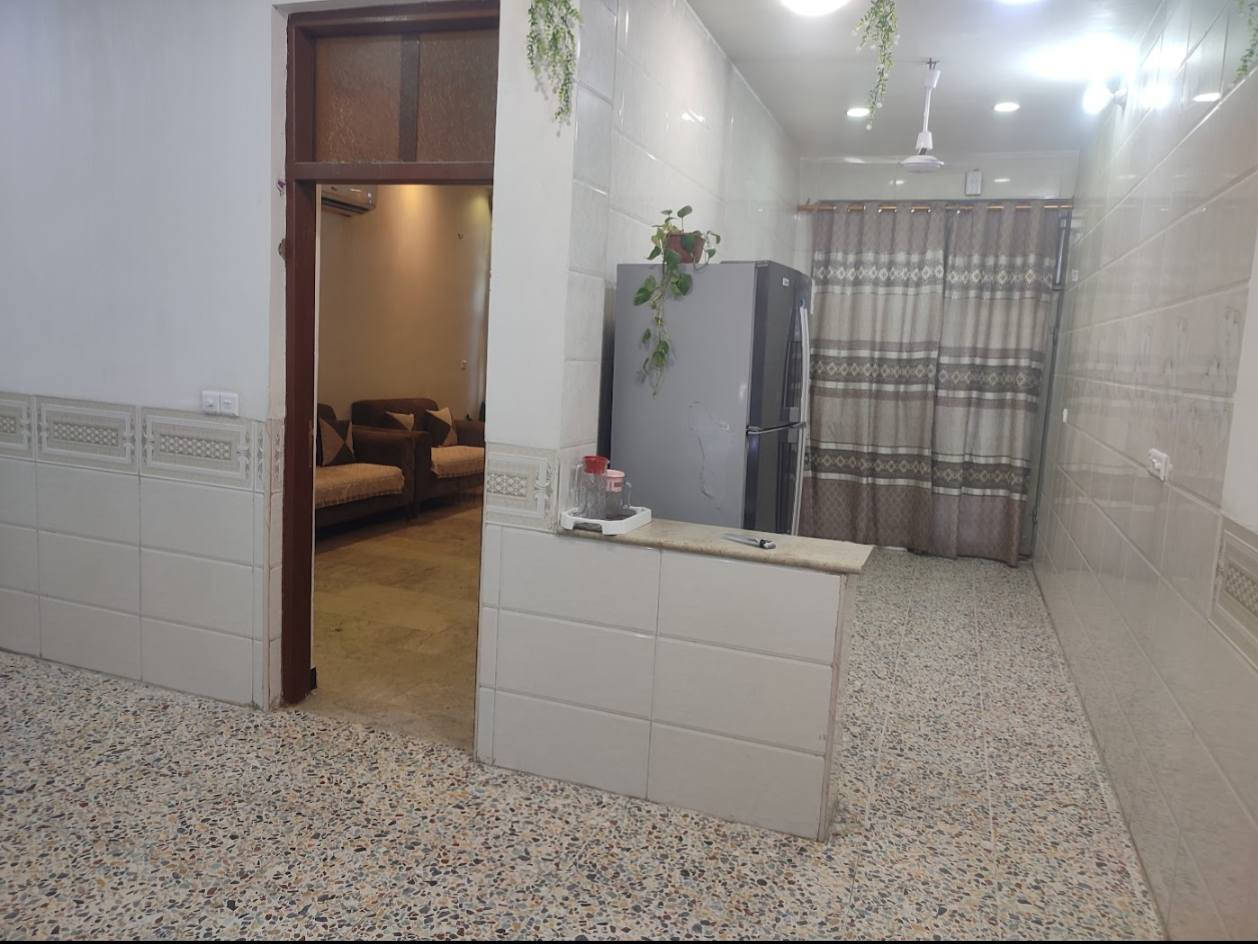 السلام عليكم
بيت طابو صرف مساحته 140 متر بناء 
سنة 2023 سند جديد ابو الشعار 
بناء درجى اولى كامل من كل الجوانب قاطو ونص غرفتين نوم استقبال صالتين بيتونه عملاقه ثلاث حمامات سطحين شتايكر البيت بعده حته ممصبوغ على البياض موقع الدار خلف كلشي وكلاشي سنتر الرئاسه مقابل شارع البداله للستفسار الخاص مفتوح 
***********
بي وتساب
