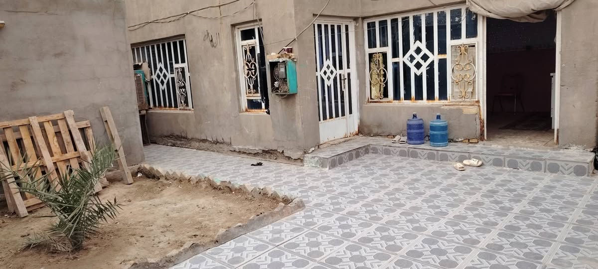 بيت للبيع حي الزهراء قرب المستوصف مساحته 220 البيت طابقين 4غرف وصالتين واستقبال وحمامات خارجيه وداخليه الاتصال عل رقم ***********
