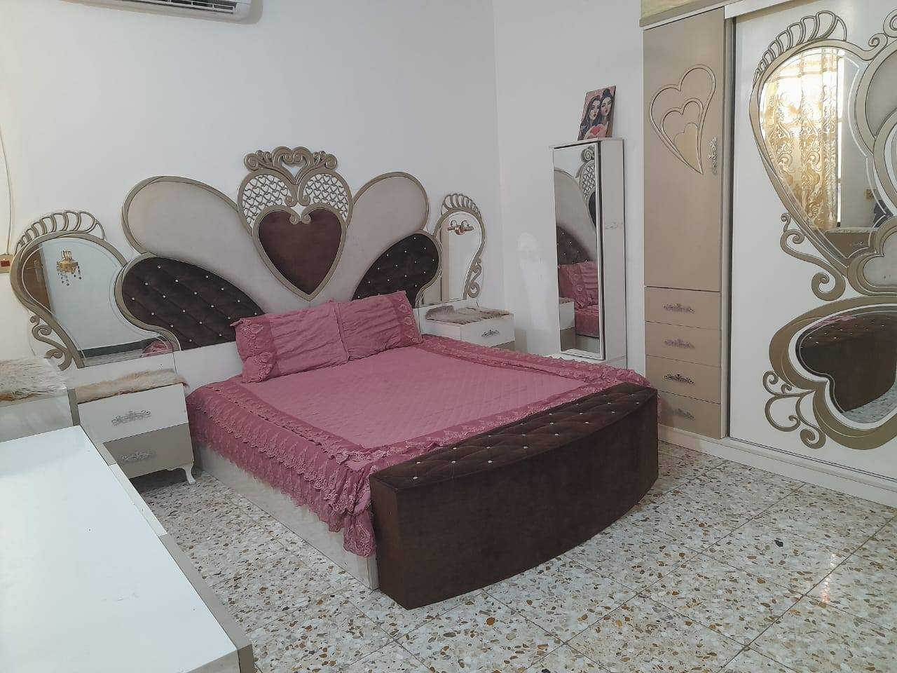 غرفة اخشاب التركي الاصلي استخدام قليل 750 و بيها مجال مكان نجف براكية
