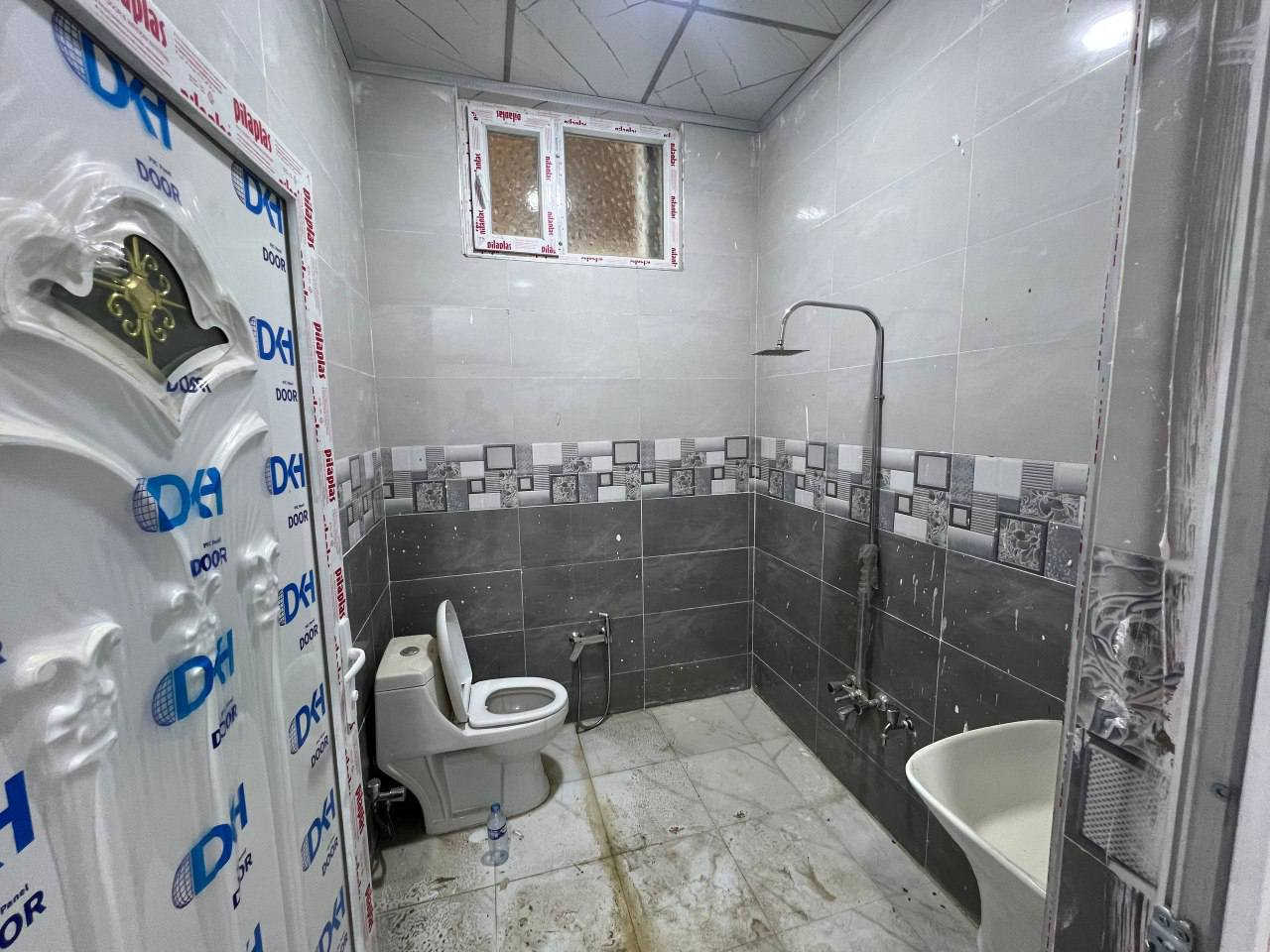 بيت للبيع في الموصل (حي التحرير ) قرب متوسطة المهدي 
زيرو البيت تسليم مفتاح فوري🔑
المساحة 100 متر طابقين الواجهة 5
سند ملك صرف طابو الزهور شرط التحويل 
الطابق الاول (غرفة + هول+ استقبال+ مطبخ + صحيات)
الطابق الثاني (ثلاثة غرف 3   + صحيات )
بناء درجة اولى✅
قريب من الشارع العام وسوق حي صدام
(قمنا بنشر فيديو + صور )
السعر مناسب 
اكتب تم يصلك السعر مباشرةً
***********
***********
