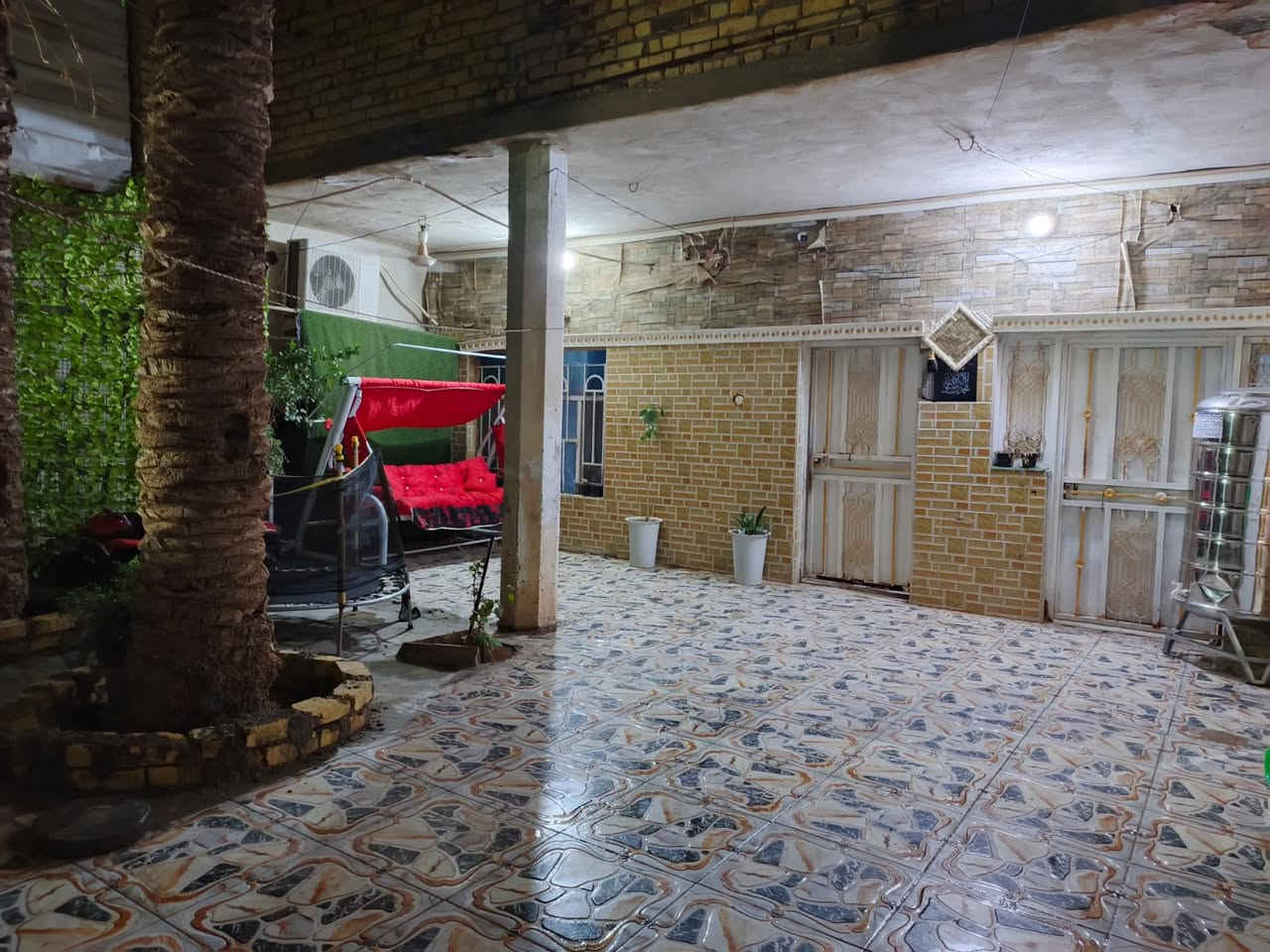 للبيع – دار سكن 🏡

📍 الموقع: خلف كراج بغداد فرع، مقابل مدرسة الابتهال
📐 المساحة: 200 م²

تفاصيل الدار:
🔹 طابقين + شقة بمدخل مستقل وباب على الشارع

🔸 الطابق الأول:
• غرفتين نوم
• صالة
• استقبال
• مطبخ

🔸 الطابق الثاني:
• 3 غرف نوم
• صالة

🔸 الشقة:
• غرفة
• مطبخ
• صحيات
• طارمة صغيرة

📞 للاستفسار: ***********
👷‍♂️ الدناني للعقار
بيع • شراء • مقاولات عامة
