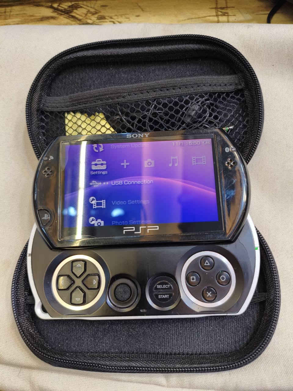 PSP GO
نظيف جدا 
مهكر ومليان العاب 
ويا شاحنه وحافظة وسماعة 
اكتب رقم 1 بالتعليقات وادزلك السعر او ادخل خاص 
يوجد توصيل لكل العراق 
***********
