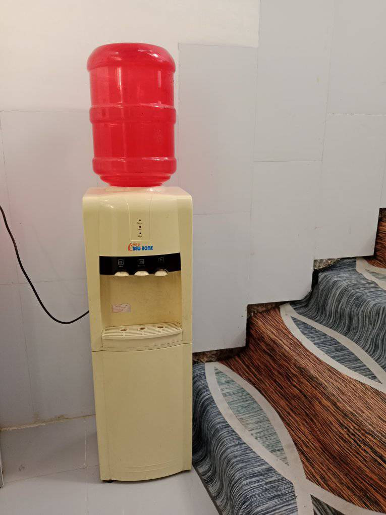 أغراض بيت للبيع: جهاز قهوة+ عجانة +براد +ميز بلازمة + تخم 10 مقاعد العنوان بغداد يوجد توصيل داخل بغداد *********** بيه واتساب
