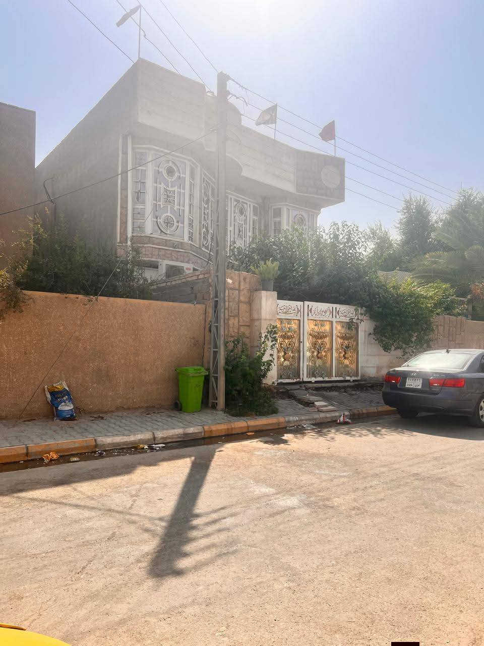 دار سكن طابقين مساحه 200م منطقة الحي العسكري يحتوي علئ ستت غرف نوم غرفتين في الطابق الاول واربع غرف في الطابق الثاني مع صالتين في الطابق الاول والثاني واستقبال ومطبخ وصحيات وحديقه وطارمه البناء من الطابوق والسقف صب كونكريت الارضيه كرانيت السند باسمي  موبايل 📱 ***********
***********
